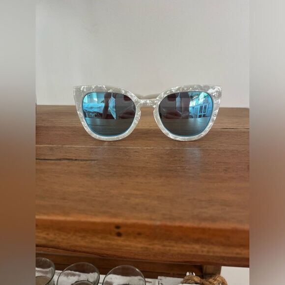 QUAY Noosa white tortoise Sunglasses with Blue Lenses; Rare find!  Like new! - Picture 9 of 14